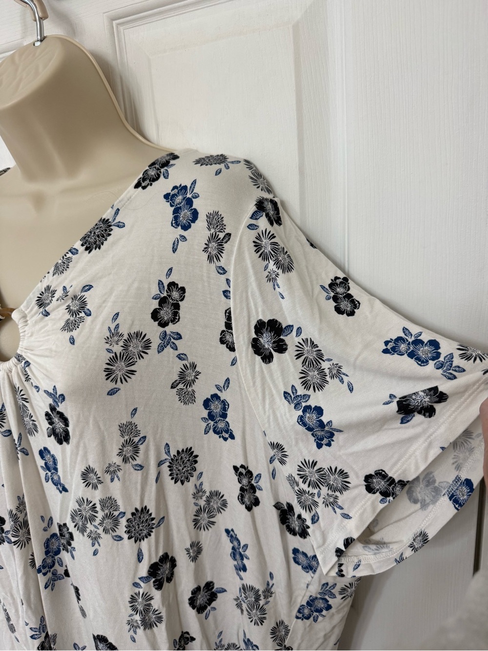 Lane Bryant White Blue Floral Keyhole Tunic Top - Picture 8 of 10